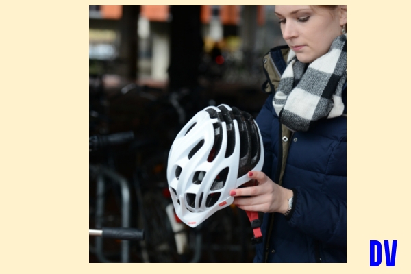 den Fahrradhelm aufsetzen