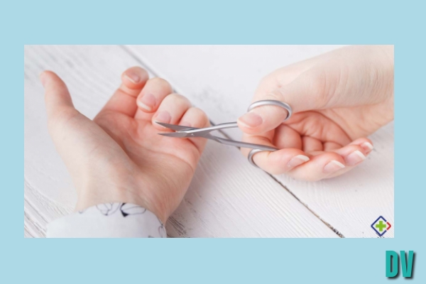 die Fingernägel schneiden