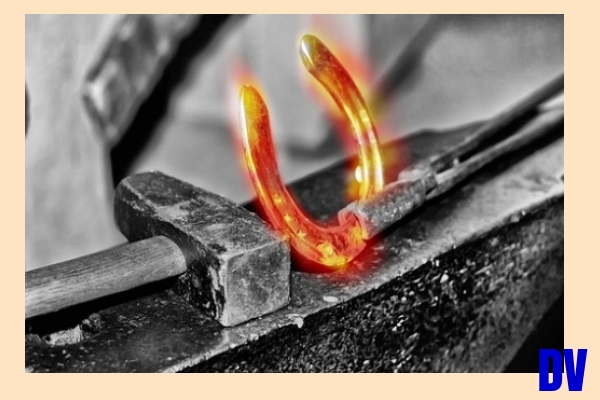 Jeder ist seines Glückes Schmied.